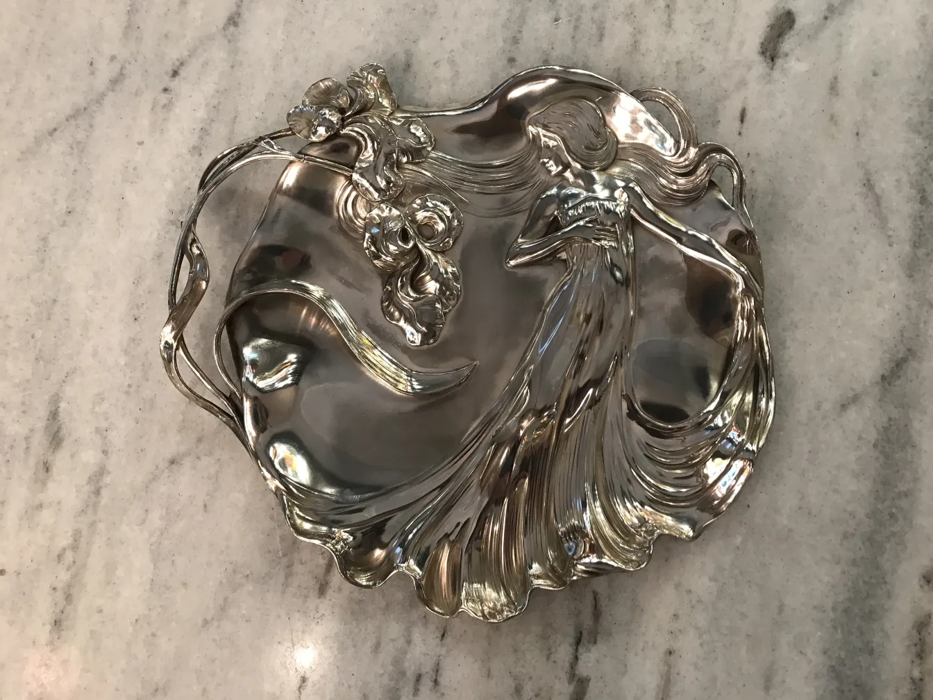 장식 요소가 있는 앤티크 편지 트레이wmf