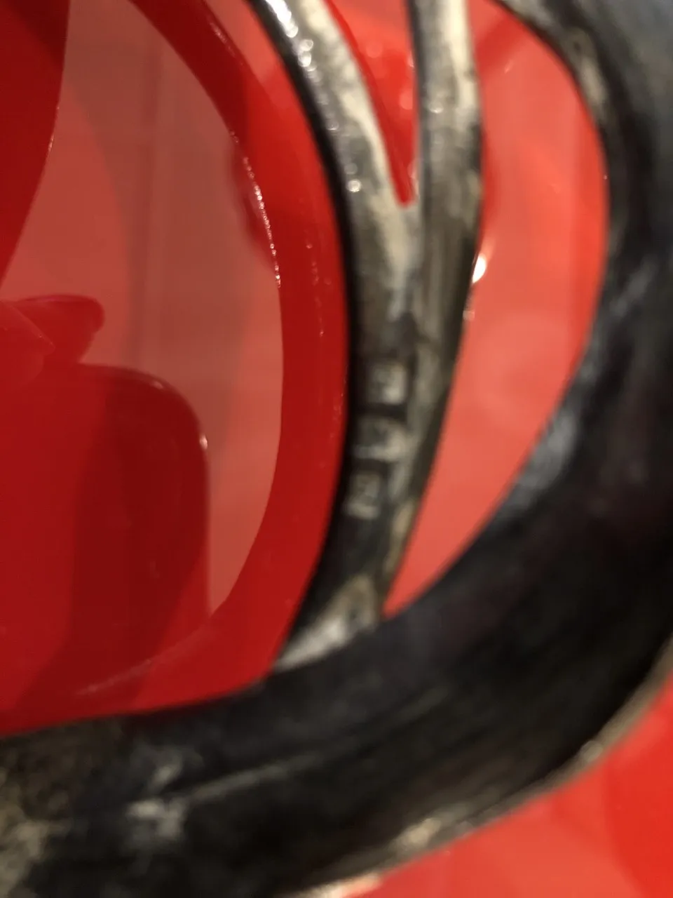 antiker WMF Kartenfach mit elegantem Design auf rotem Hintergrund