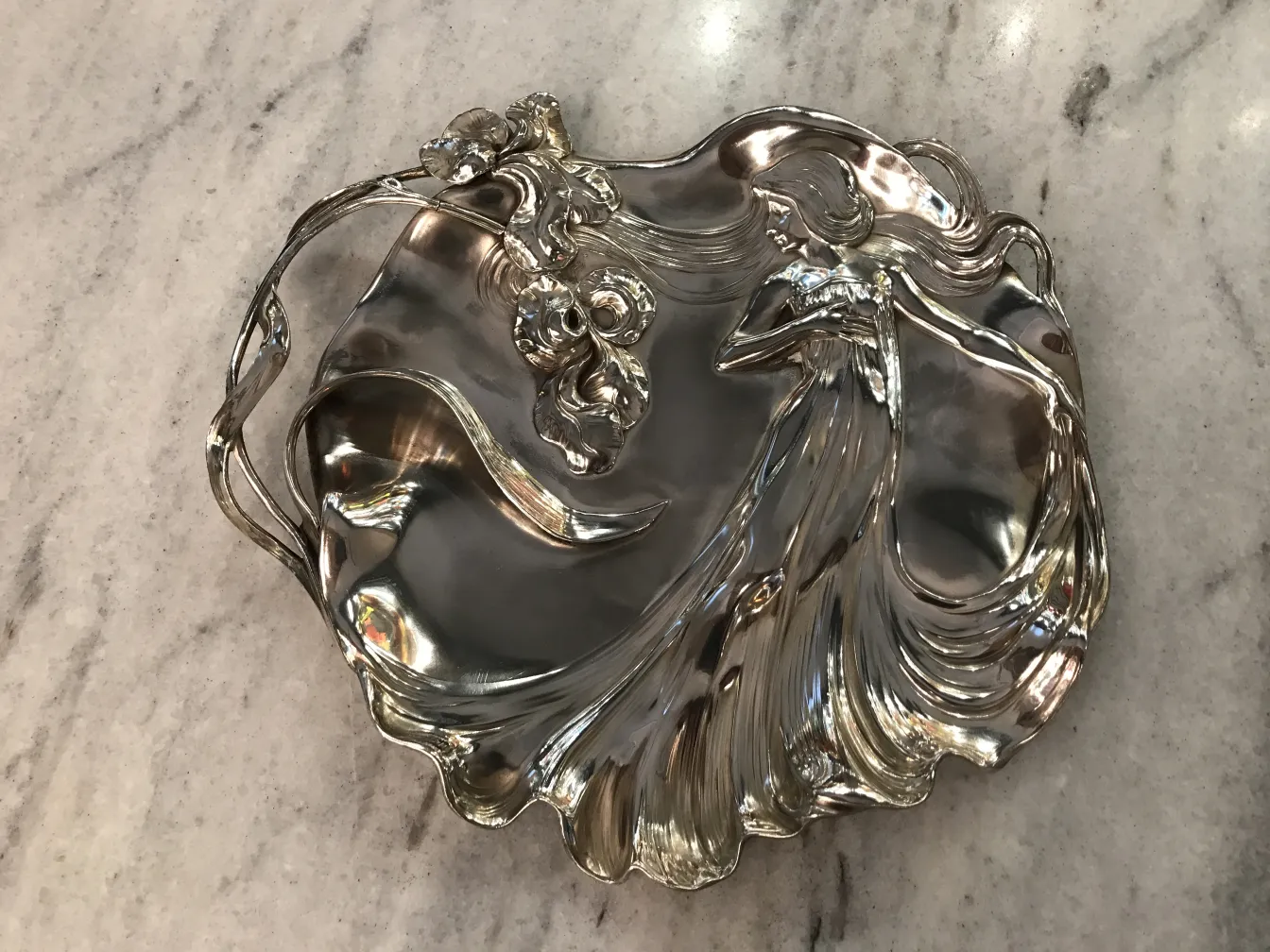 bandeja de cartas antiga com detalhes decorativos intrincados