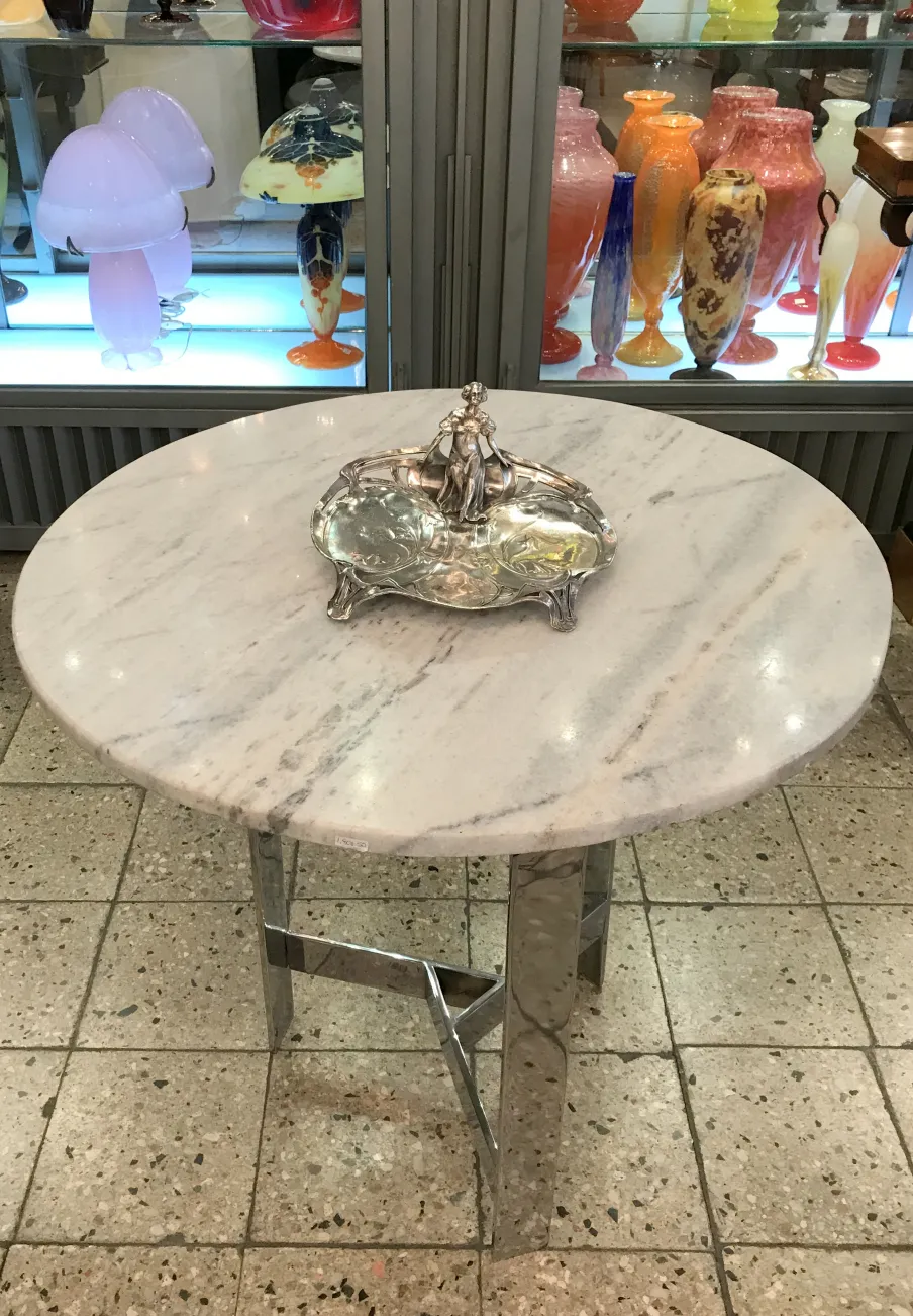 Bandeja de cartas antigua WMF decorativa sobre mesa de mármol con ambiente colorido