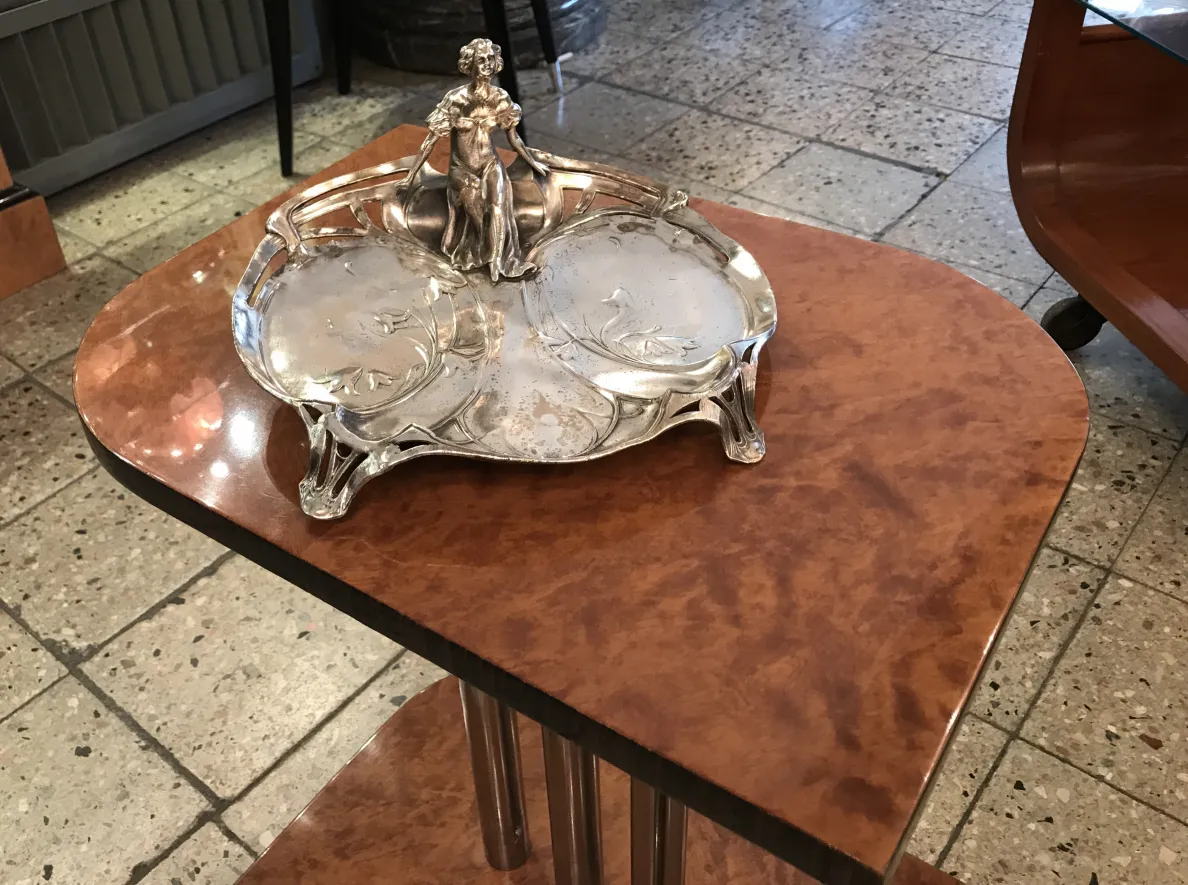 Bandeja de cartas WMF com detalhes decorativos antigos sobre uma mesa elegante