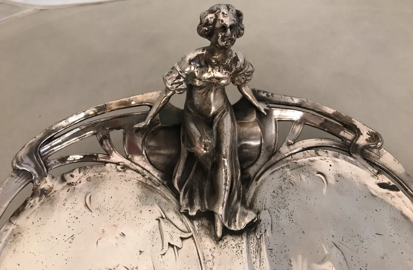 vista de uma bandeja de cartas WMF com figura feminina no centro