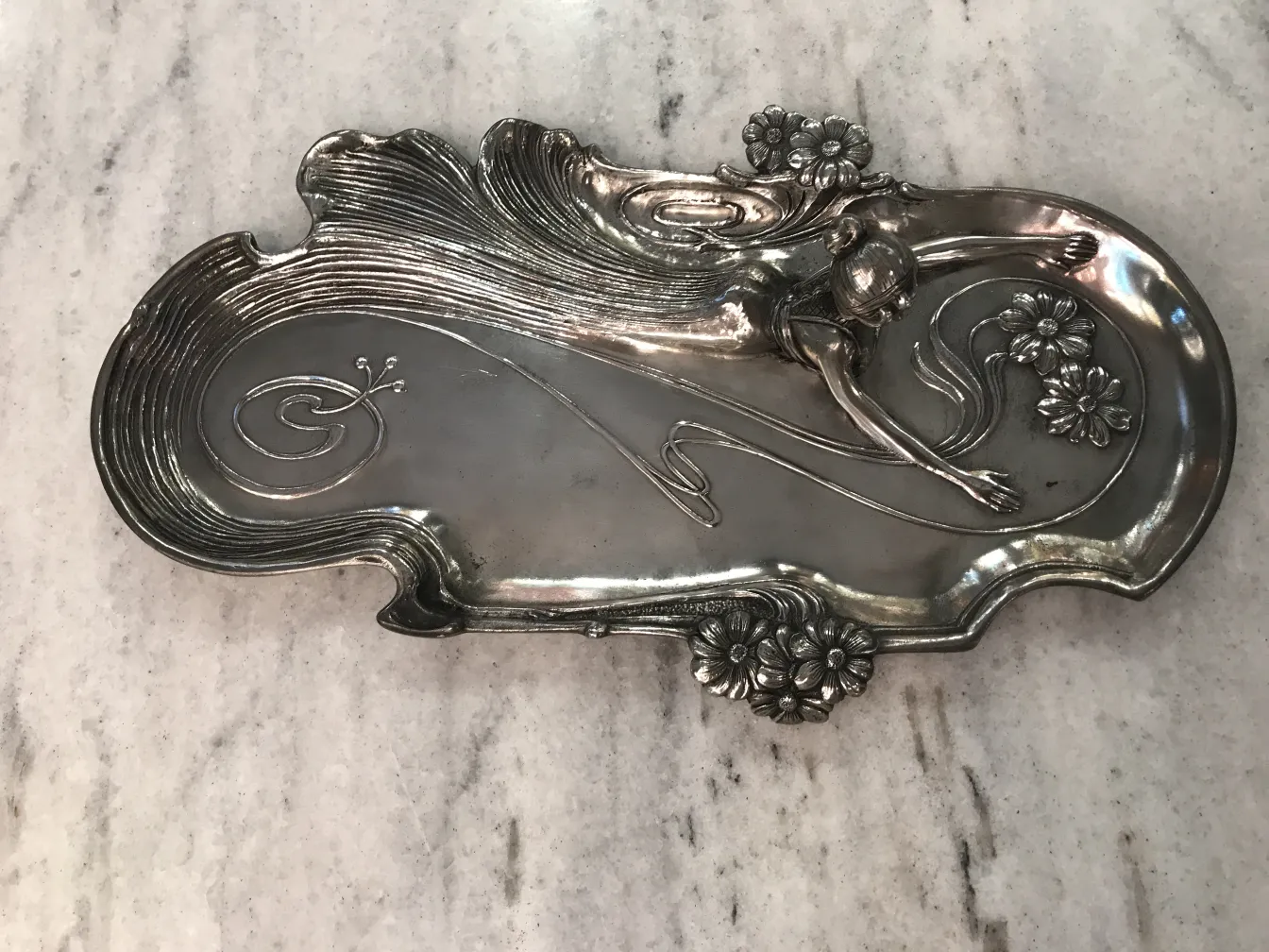 bandeja de cartas antigua con decoración floral y figura