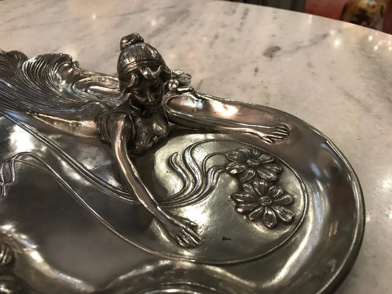 antikes Kartenfach WMF mit Frauenfigur und Blumenreliefs