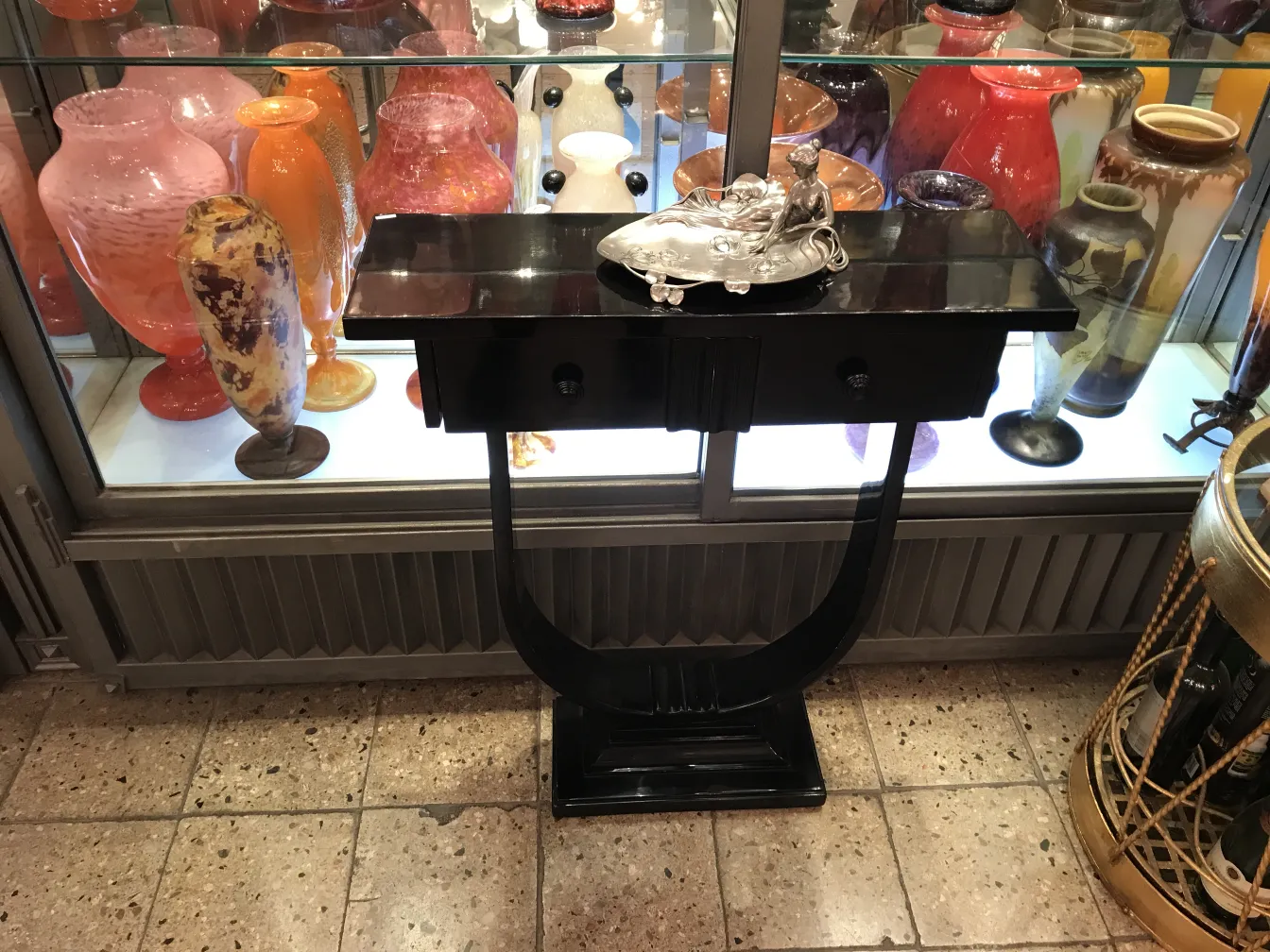 старый лоток для карточек WMF с цветными вазами на фоне