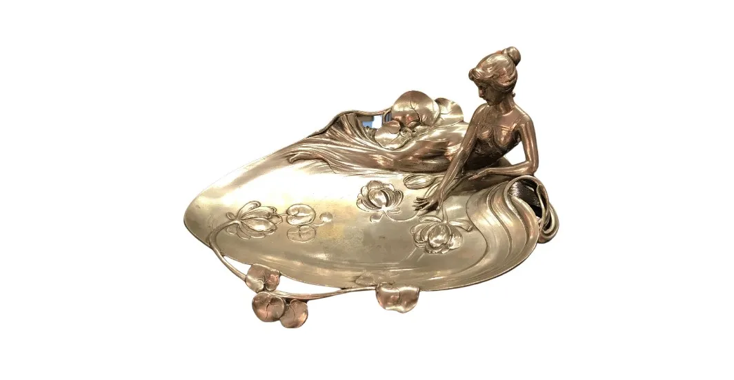 plateau de carte ancien WMF avec figure décorative et détails floraux