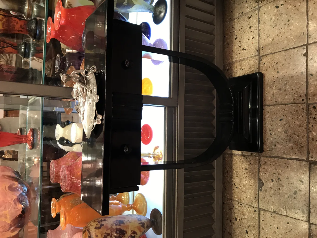 앤티크 편지 트레이 WMF가 다채로운 장식과 함께 전시되어 있습니다.