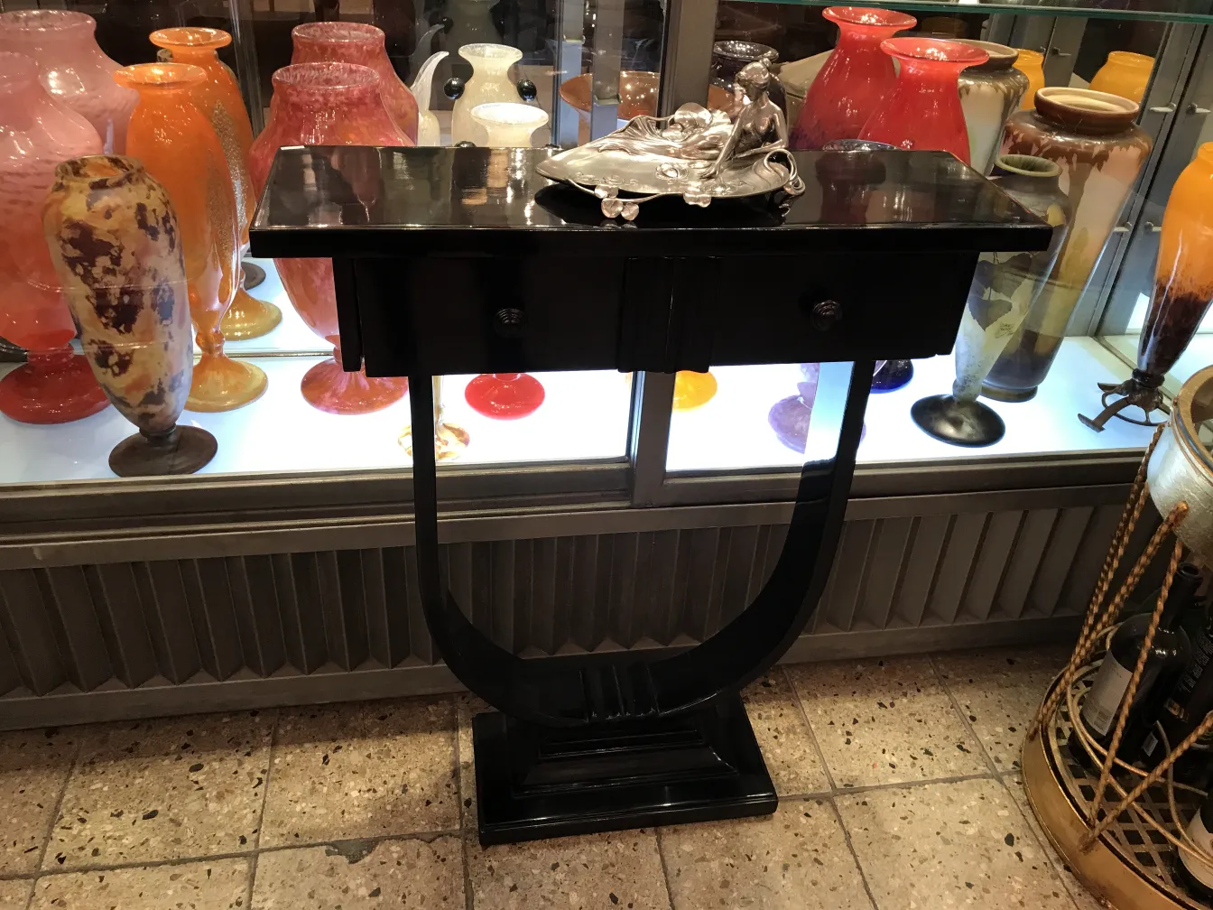 صينية مغلف قديمة wmF معروضة في بيئة أنيقة