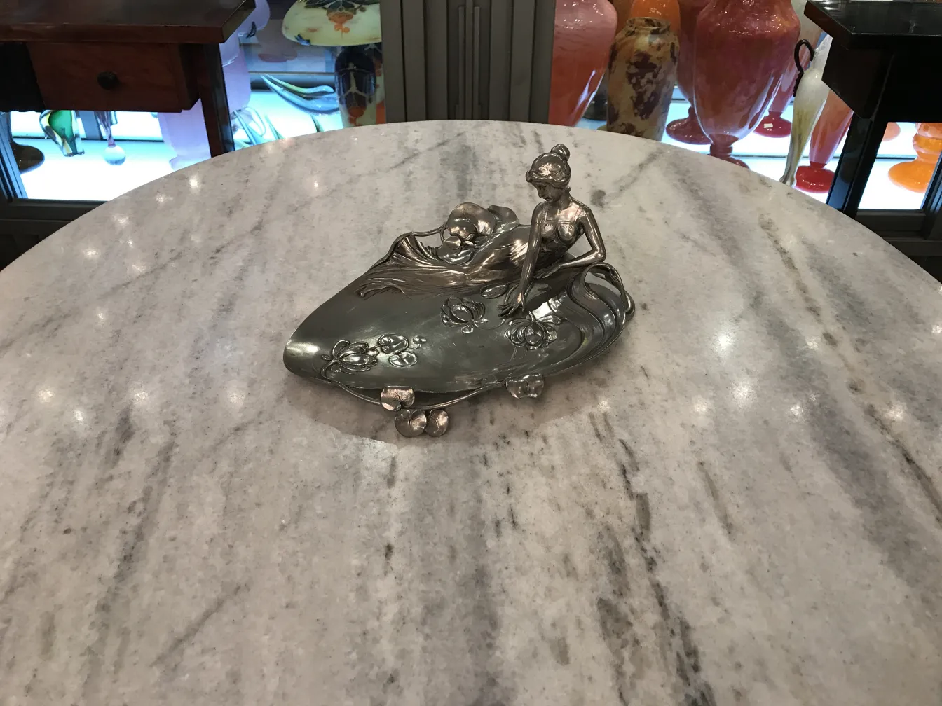 Vassoi per carte antichi WMF con figure decorative in un'atmosfera elegante.