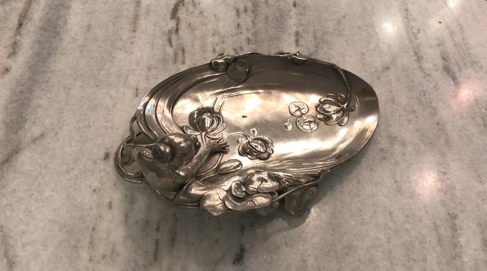 vassoio antico per carte WMF con design floreale e figura, decorativo e funzionale.