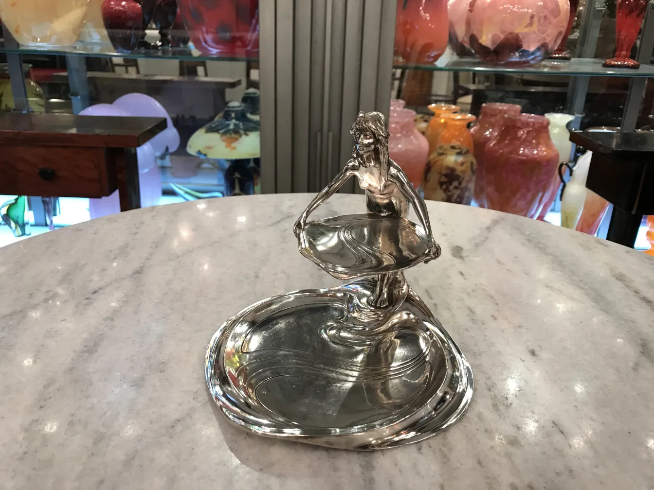 elegantes antikes Kartenfach mit dekorativer Figur