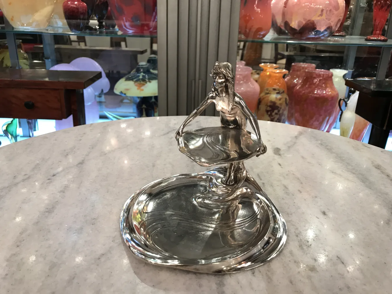 앤티크편지트레이wmf에 장식적 인물이 있는 바닥