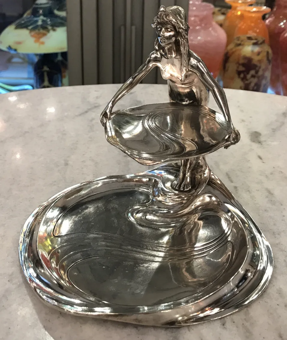 古董卡片托盘WMF在优雅环境中展示