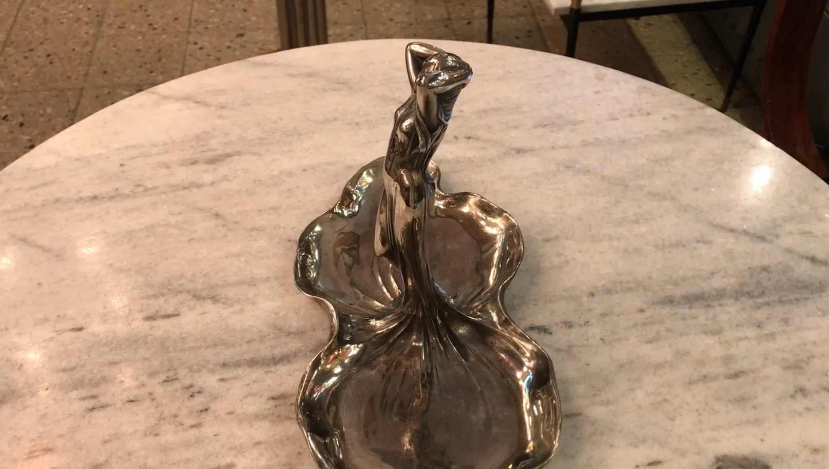 plateau de carte ancien WMF avec forme artistique et détails brillants.