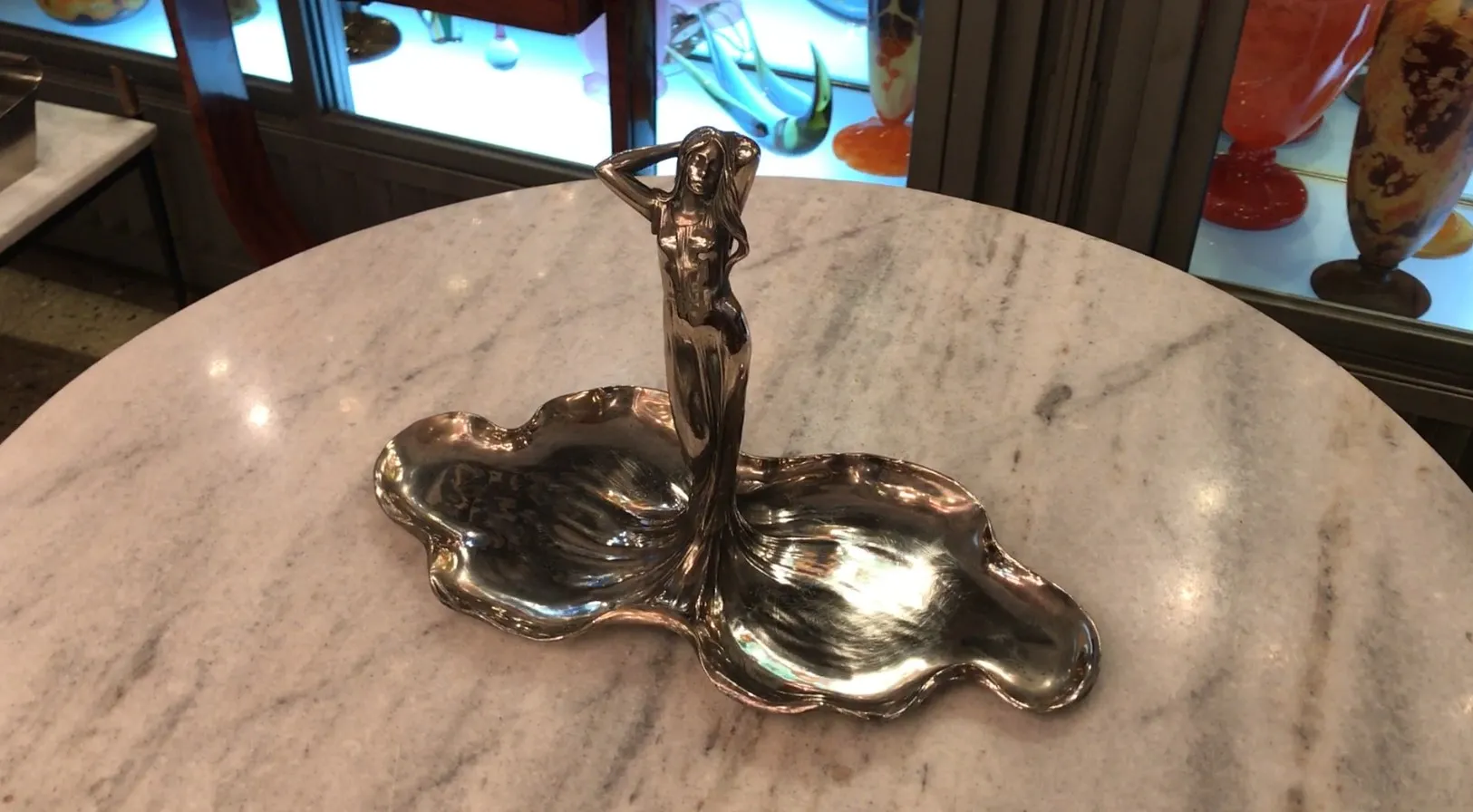 Antikes Kartenfach WMF mit dekorativer Figur.