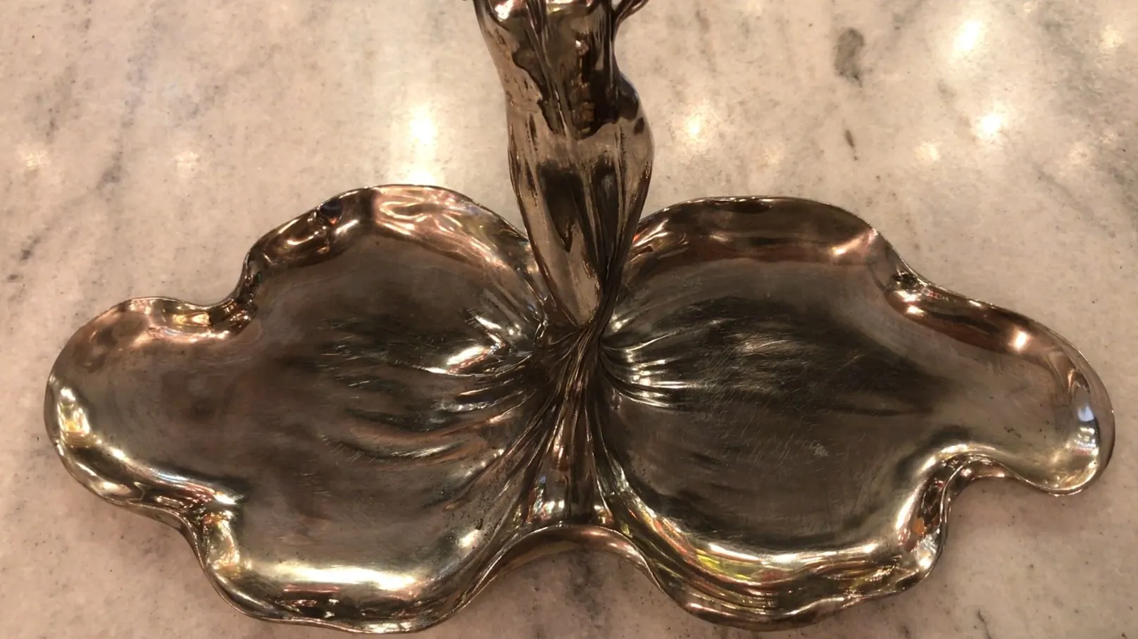 bandeja de cartas antiga WMF com forma elegante e detalhes decorativos em um ambiente acolhedor