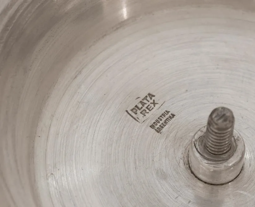 丸いデザインと中央ねじ付きのアンティークレタートレイWMF