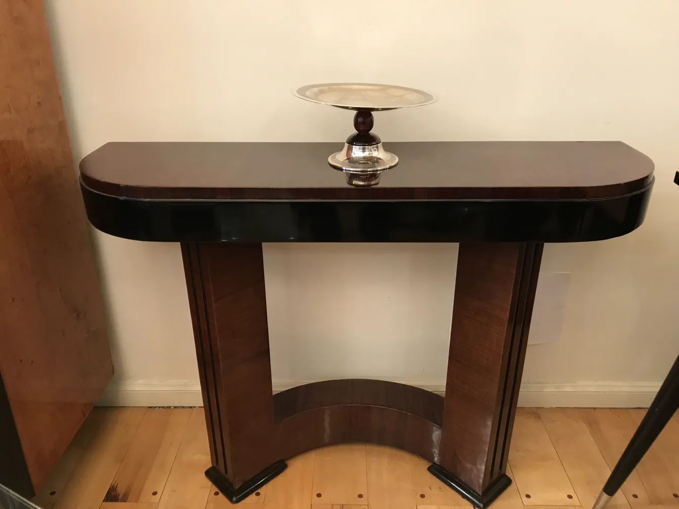 Bandeja de cartas antiga em ambiente doméstico