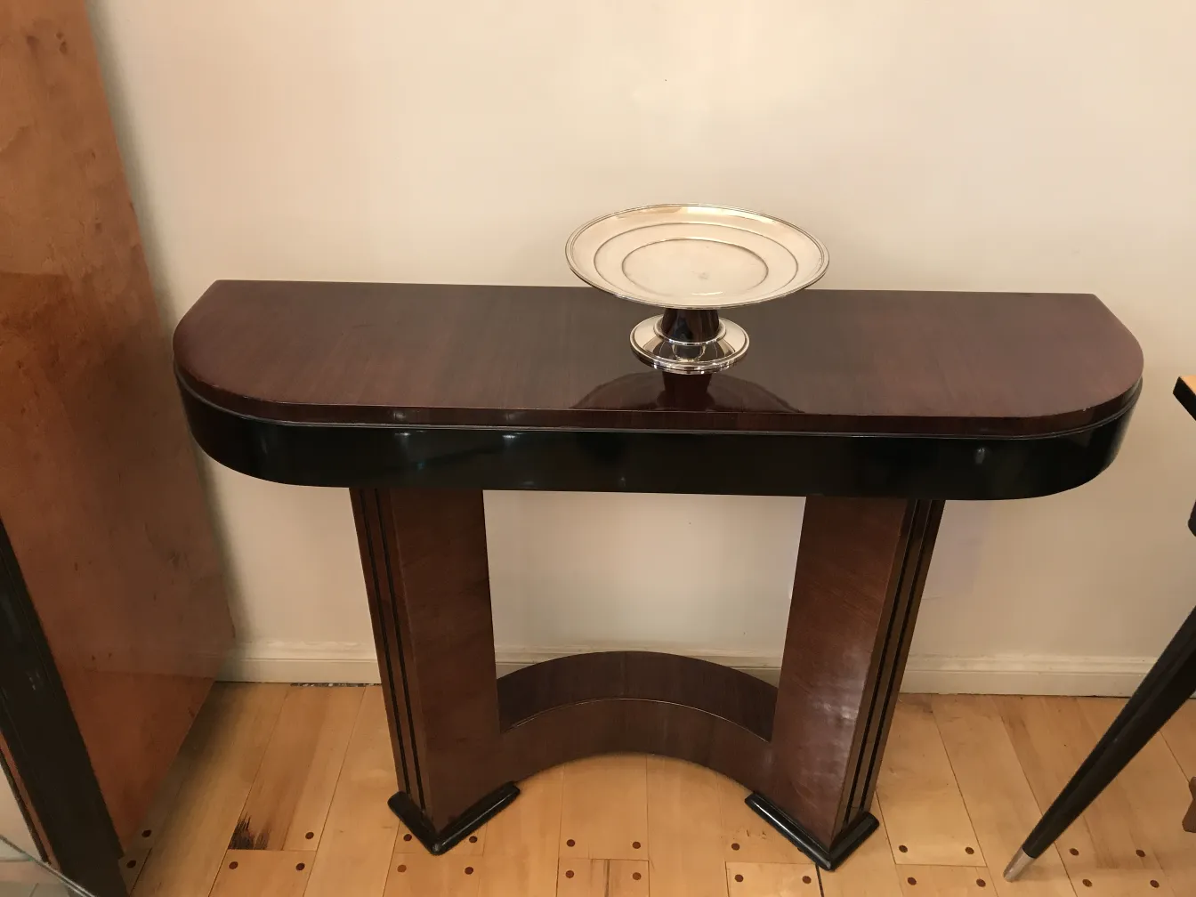 vassoio per carte antico WMF su una superficie di legno chiaro