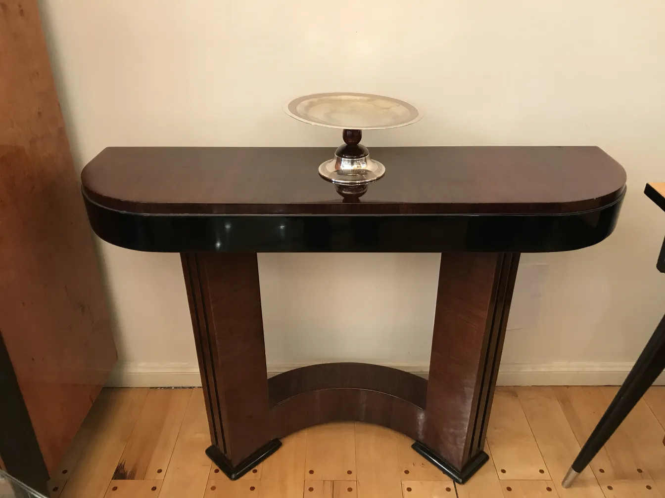 Vassoi per carte antichi su un tavolo decorativo