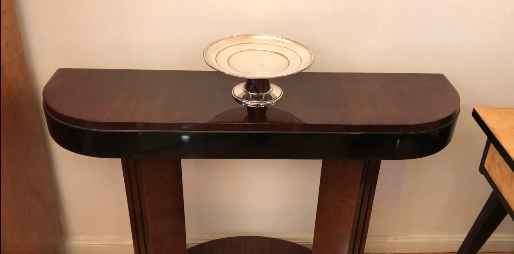 vassoio per carte antico WMF su un tavolo elegante con sfondo neutro