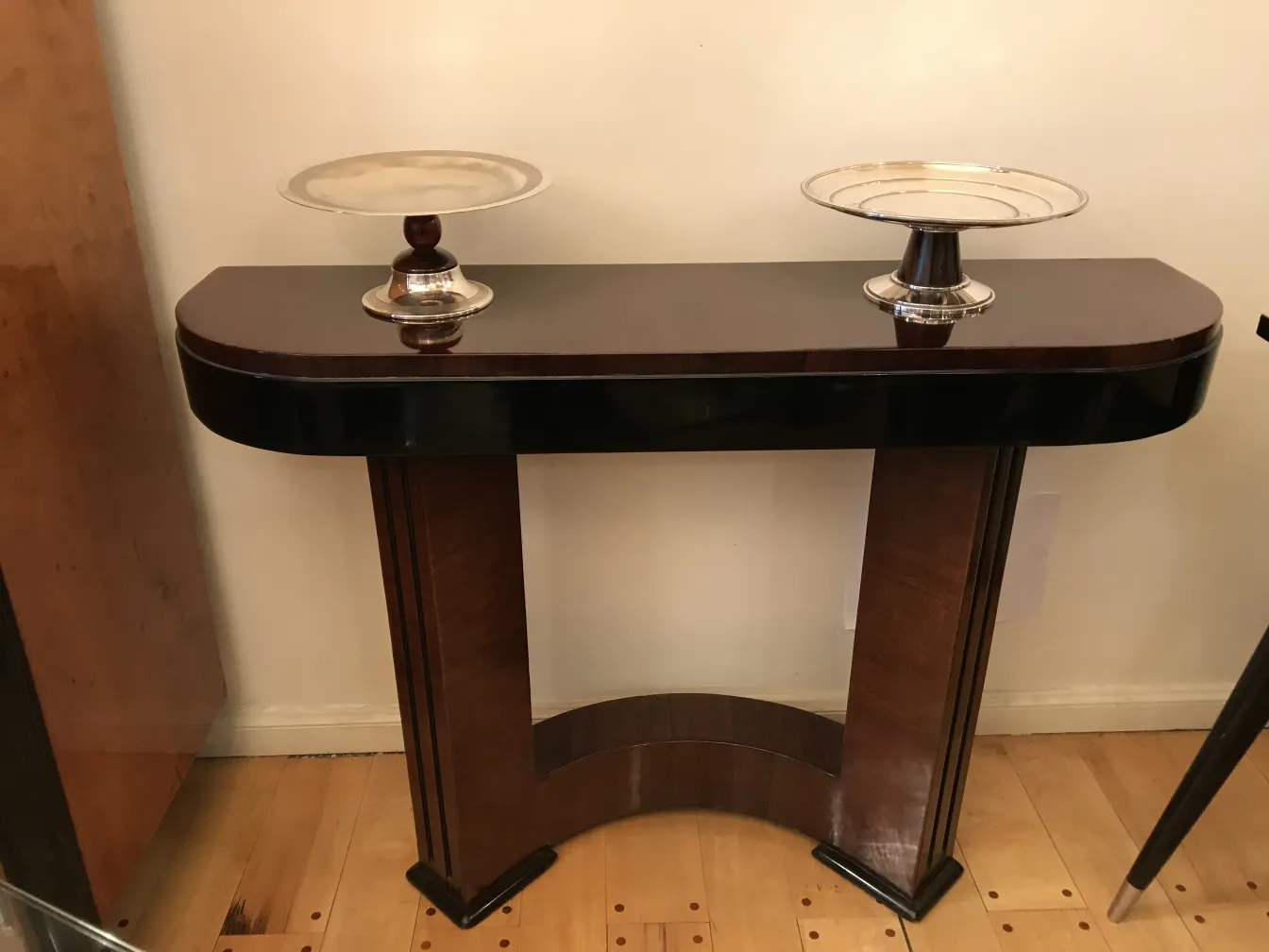 plateaux de carte ancien WMF dans un cadre élégant, avec des formes douces et un design classique.