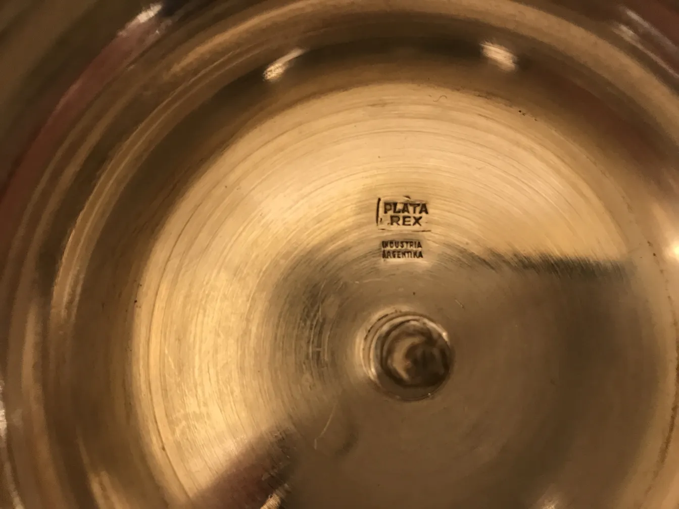 bandeja de cartas antigua wmF con acabado brillante, detalles sutiles, y ambiente elegante.