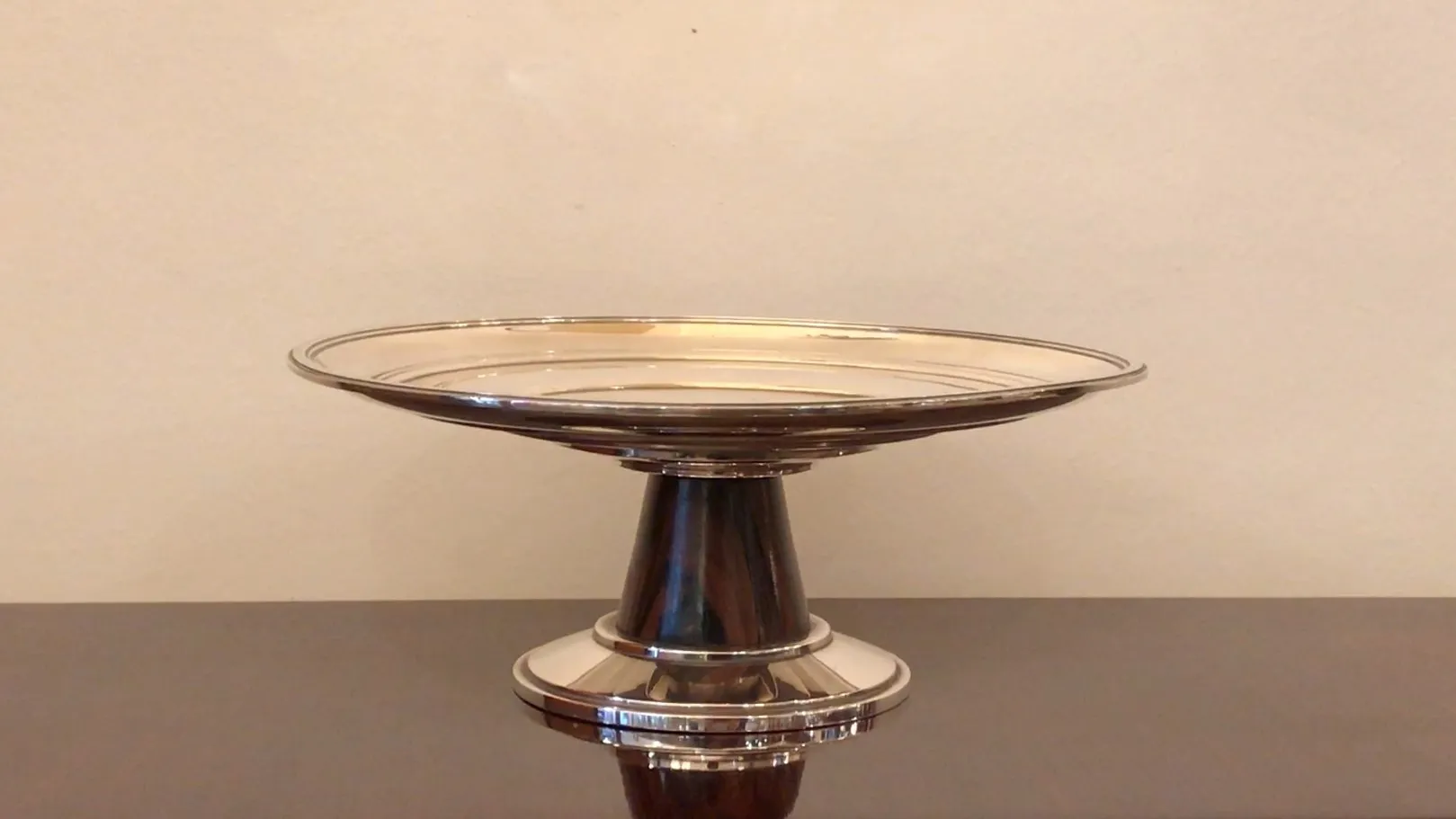 bandeja de cartas antigua WMF con pedestal, detalles brillantes
