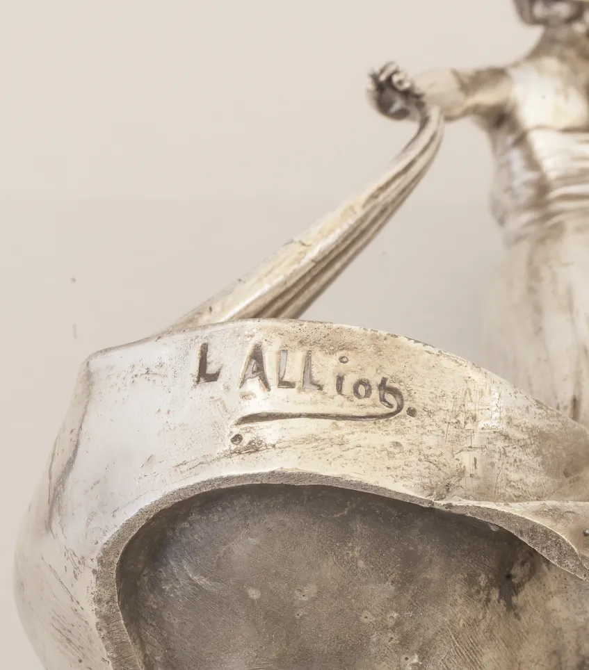 bandeja antigua de cartas con detalles decorativos