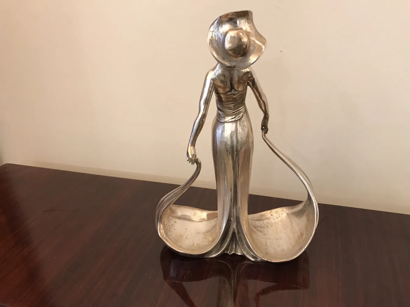 पुरानी पत्र ट्रे, भव्य आकृति