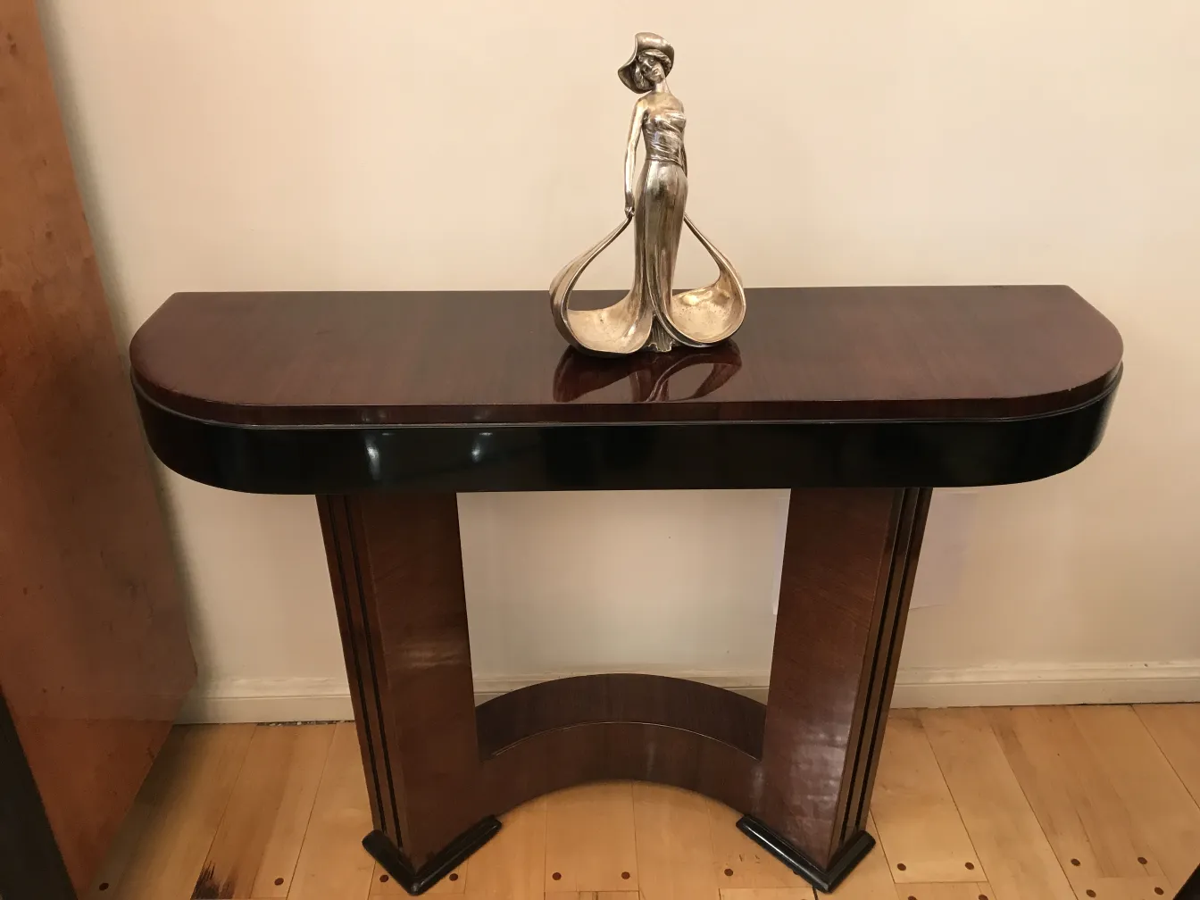 古董卡片托盘L. Allion，带有装饰性的人物和优雅。