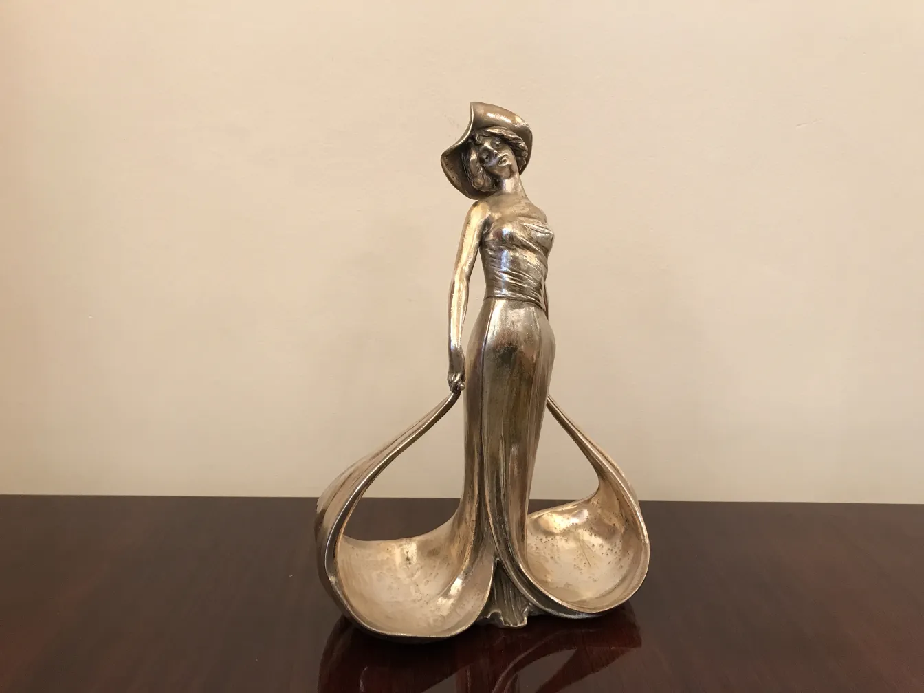 صينية مغلف قديم L. Allion، مع شخصية Decorativa وقاعدة واسعة.