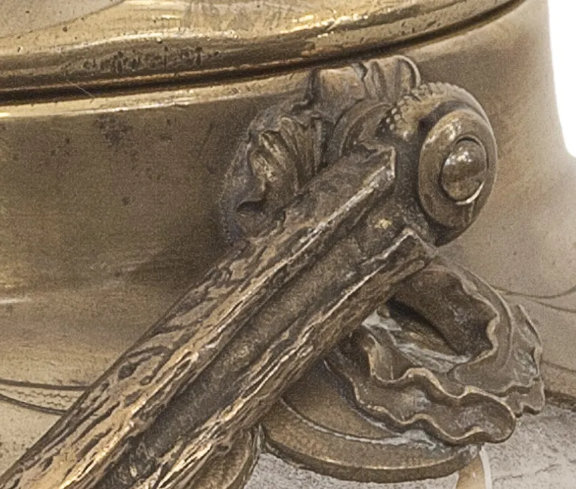 bombóniêr antigo com decorações em relevo