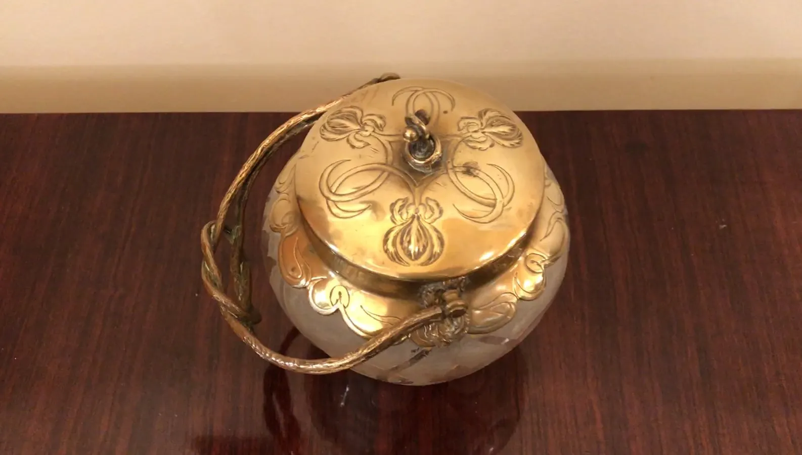 古典设计的糖果盒，金色盖子和花卉装饰