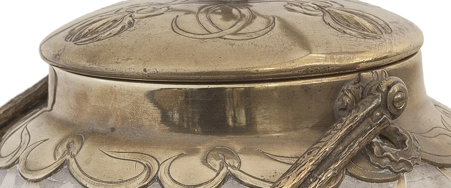 portacaramelle antica con dettagli decorativi eleganti