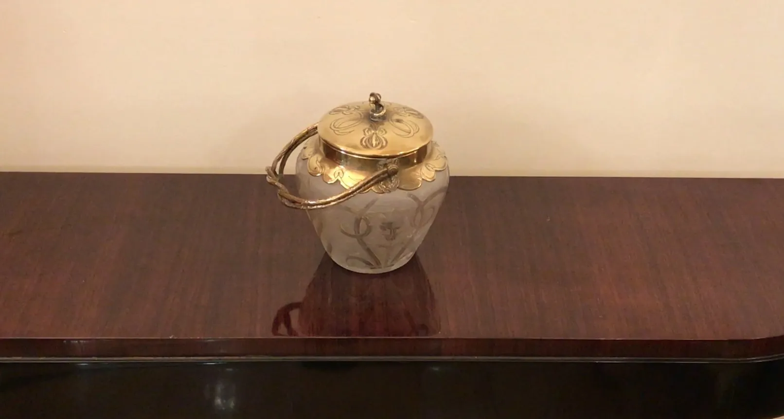 bonbonnière antique décorative avec couvercle doré