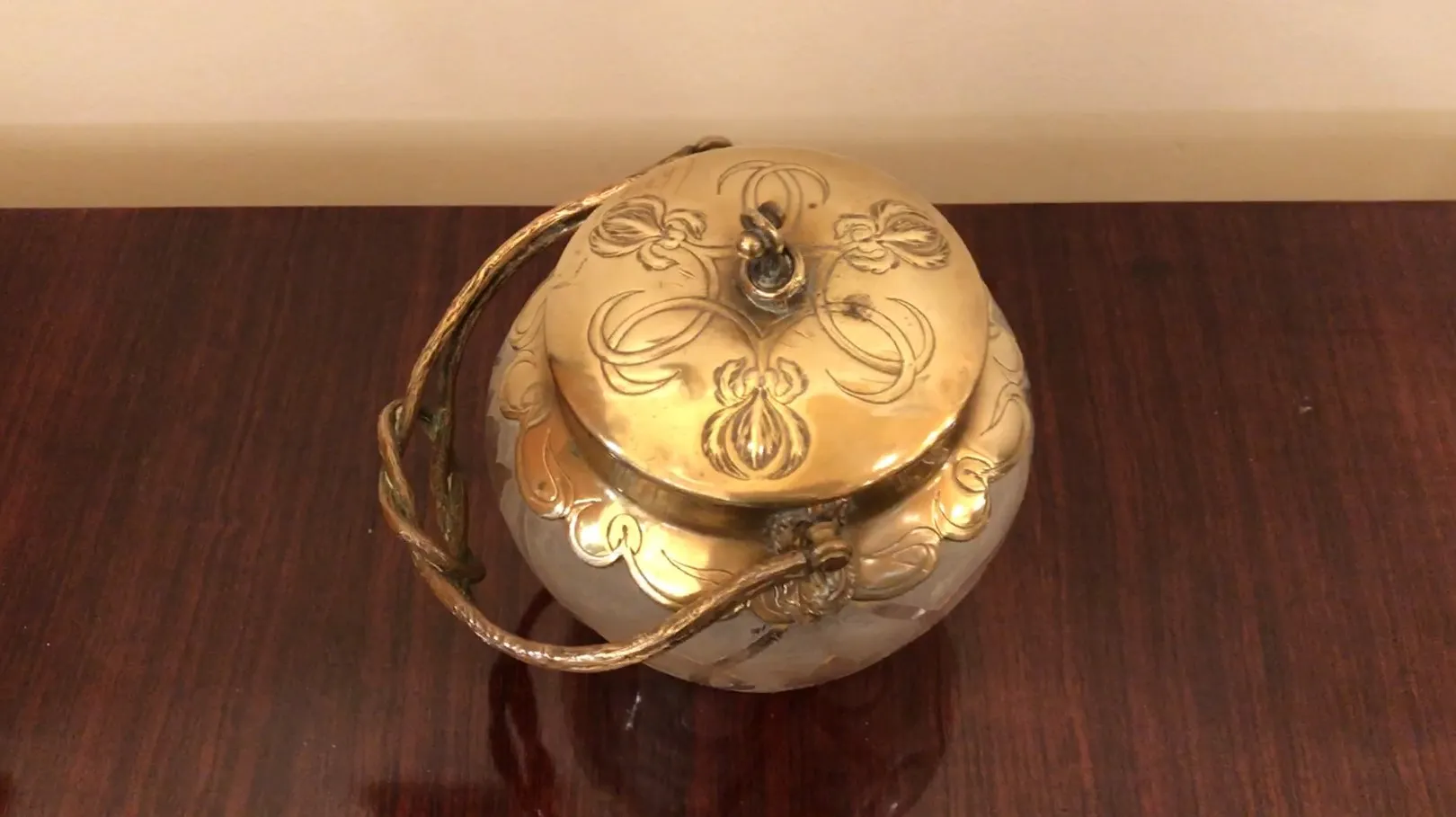 bonbonnière ancienne avec couvercle doré et motifs floraux