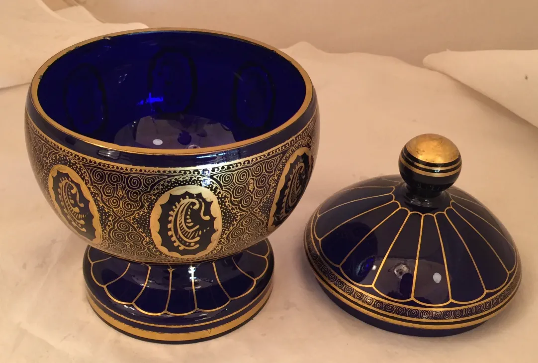 antike Bonbonschale mit blauem und goldenem Design
