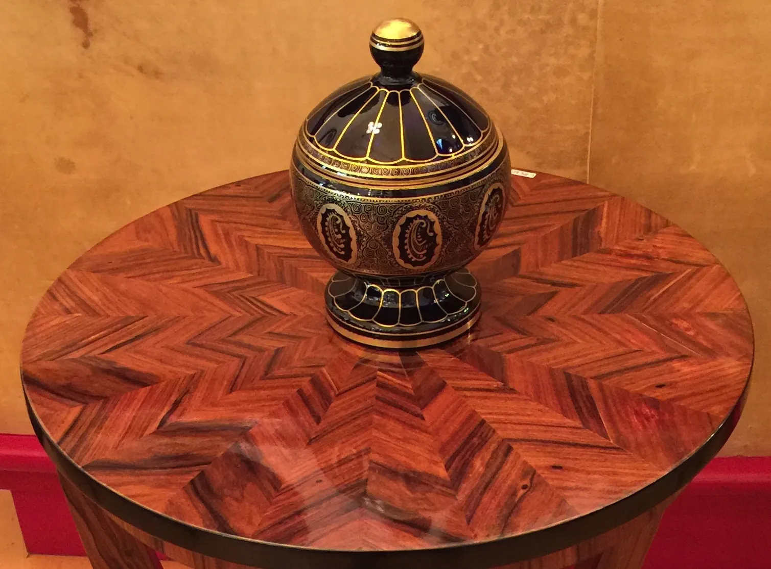 古董糖果盒具有蓝色和金色的装饰设计