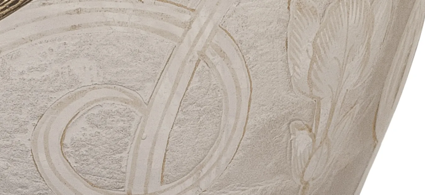 Bonbonnière ancienne avec un design élégant et des caractéristiques décoratives