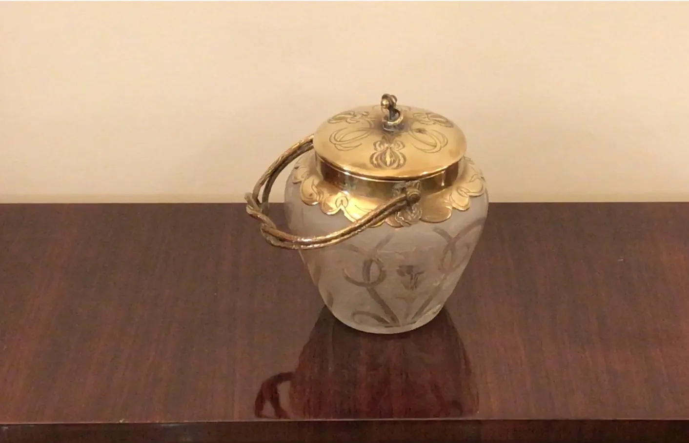 花の模様装飾のある古いキャンディボックス金のふた付き