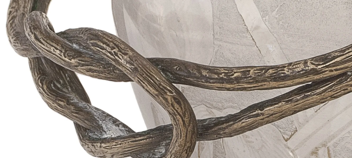 antike bonbonschale mit dekorativen griffen auf einem neutralen hintergrund