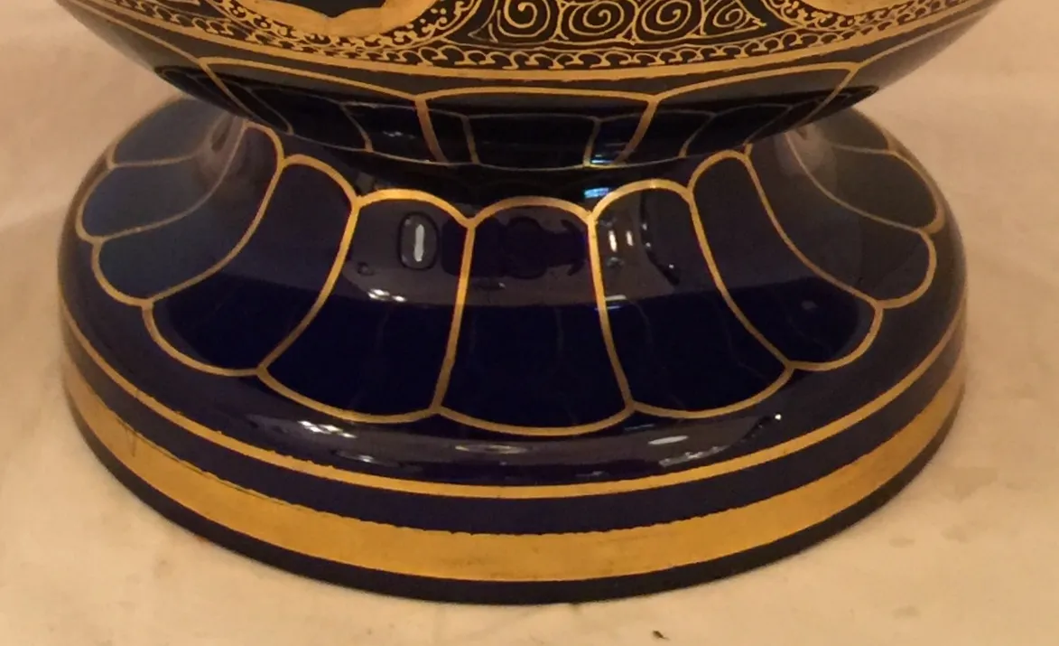 bonbonnière antique avec base bleue et détails dorés