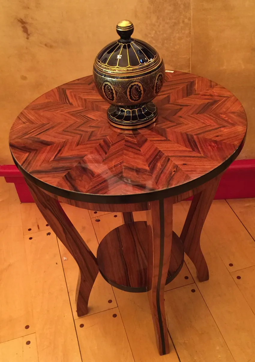 caramelera antigua sobre mesa con diseño