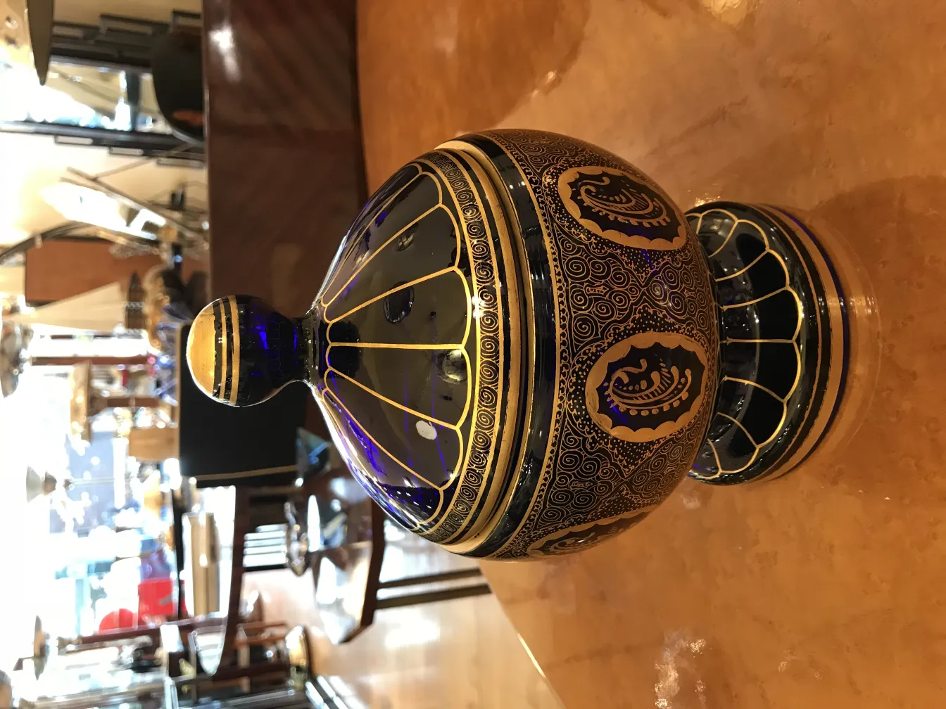 caixa de bombons antiga com tampa azul e dourada, decorações sutis, ambiente antigo