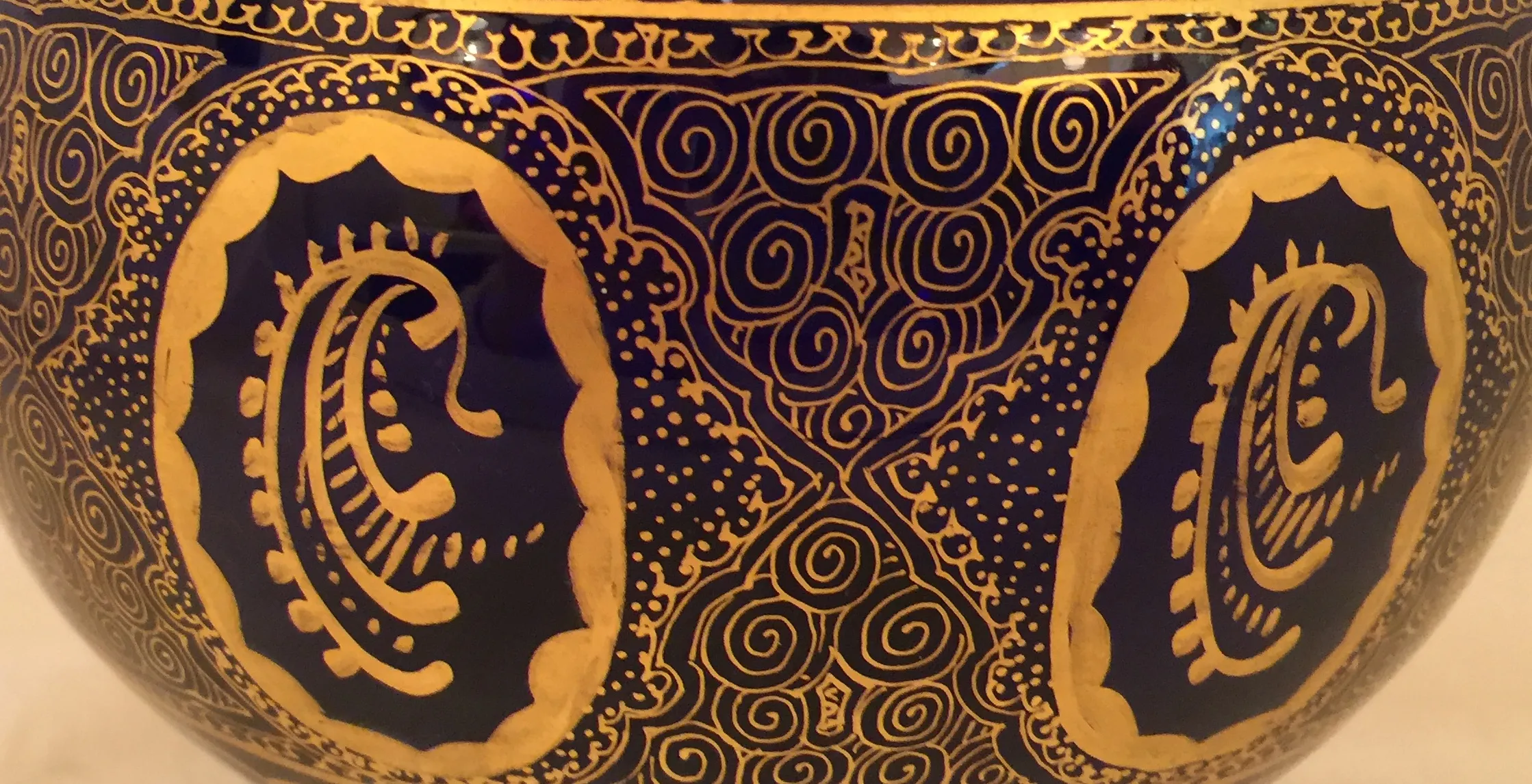 portacaramelle antico decorato in blu e oro