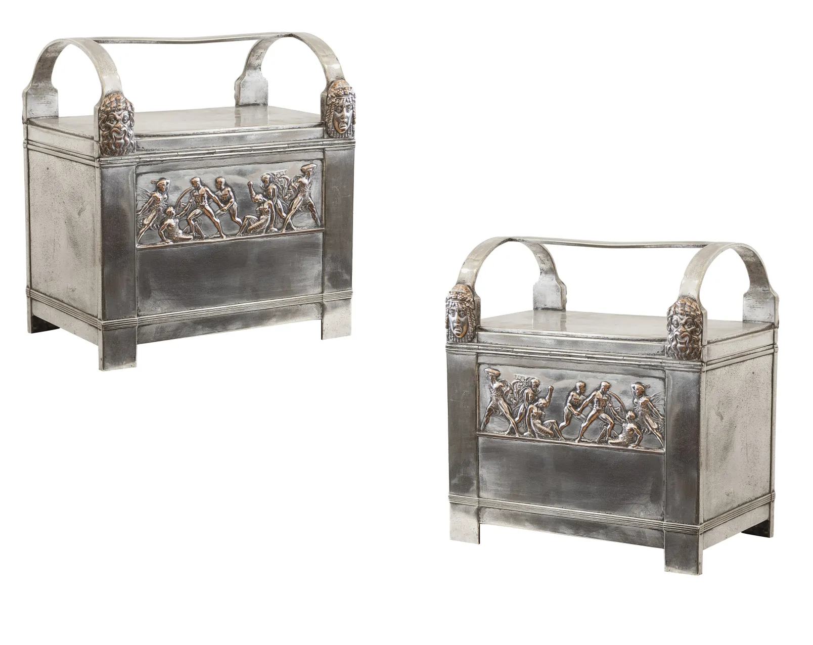 Joalheiros antigos com figuras esculpidas e decoração elaborada