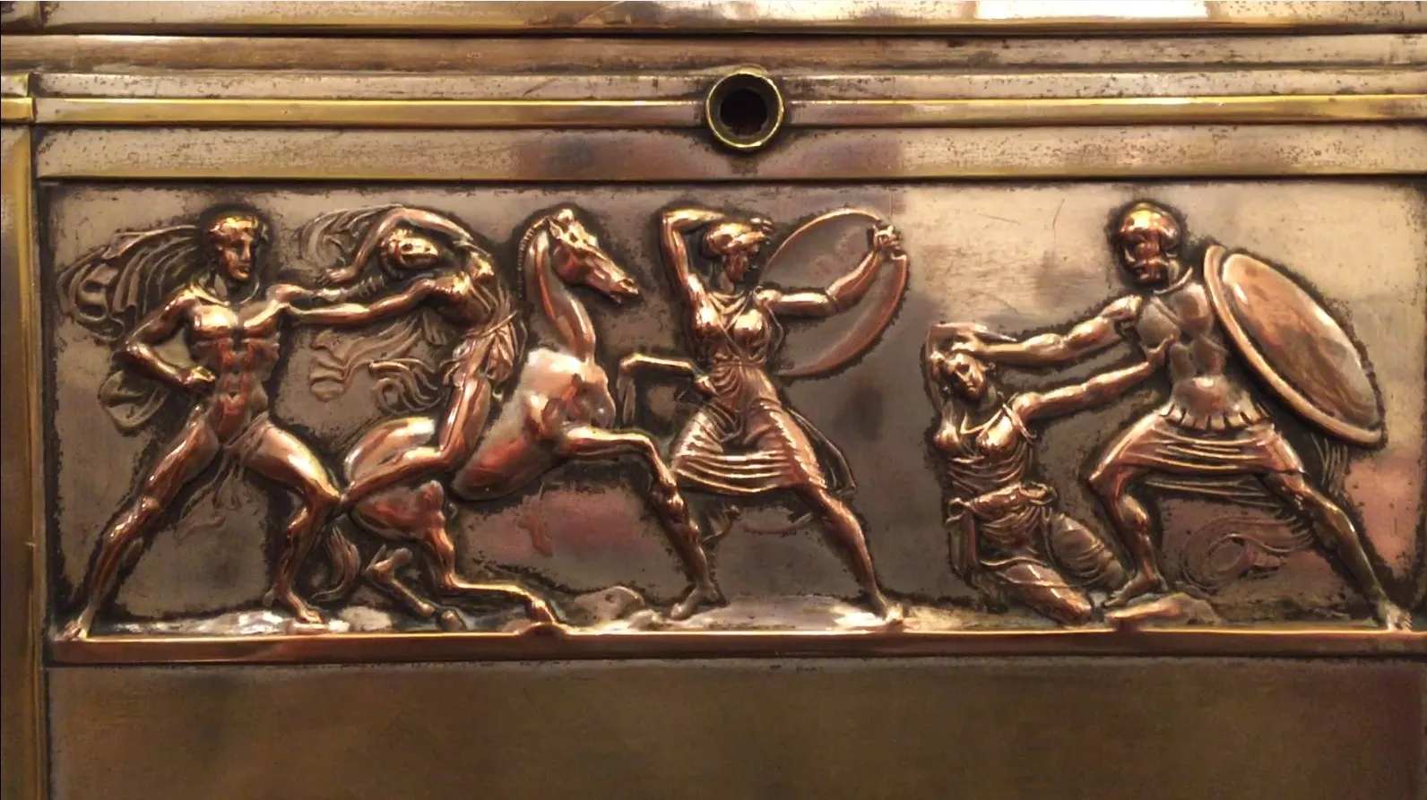 2 bijoutiers anciens avec des détails de conception en relief et décoration