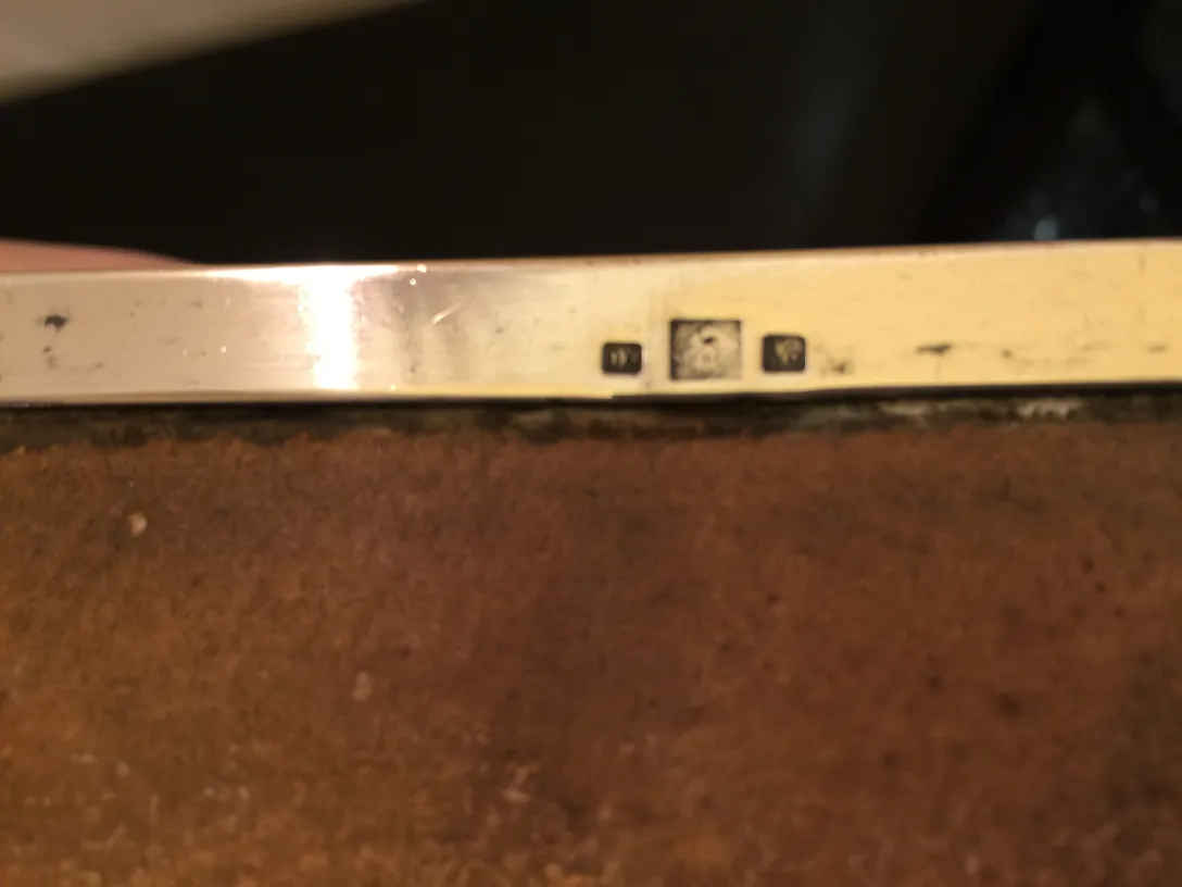 两个古董首饰盒，背景为褐色，带有装饰细节