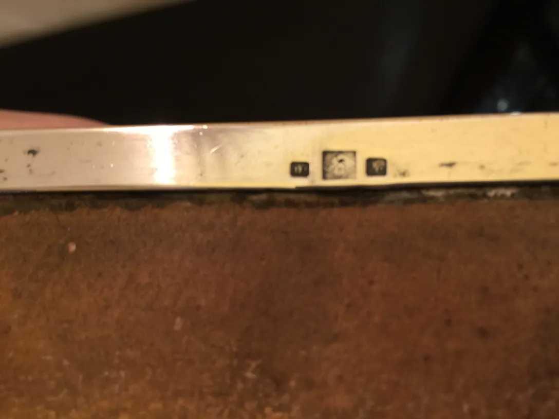 木製ベースの上にある2つの古代宝石箱の側面